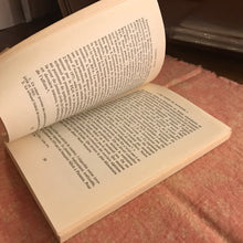 Load image into Gallery viewer, Une suisse au-dessus de tout soupçon