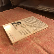 Load image into Gallery viewer, Une suisse au-dessus de tout soupçon